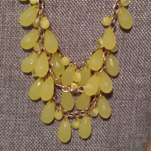 Maunces Gold Tone Yellow Teardrop Necklace Lemon Yellow Color New on Card - Picture 2 of 3
